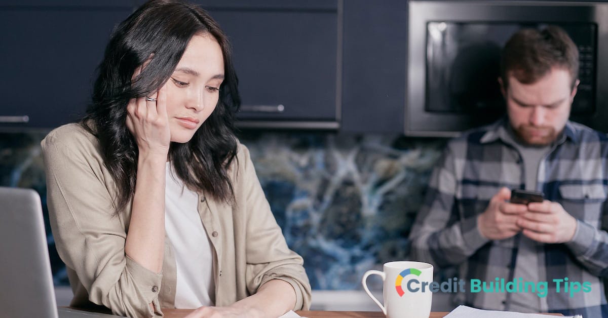 woman and man looking at late payments for credit cards